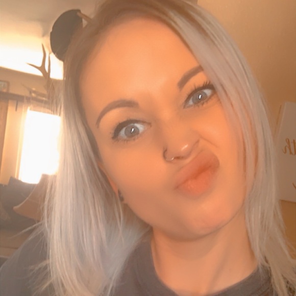 Meet your posher, Jerica! 🖤🖤 - Picture 2 of 2